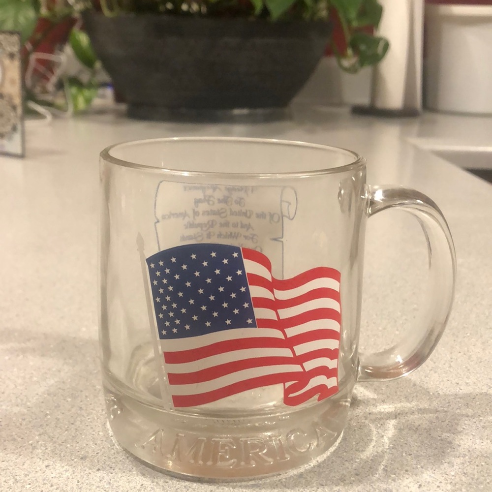 US American Glass Mug -Flag, Pledge of Allegiance and Emblem on Bottom.